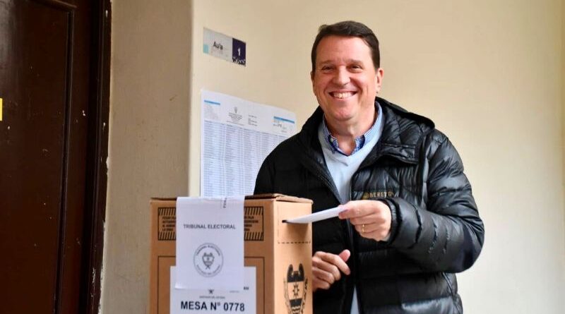 Llamil Abdala (FC), emitió su voto en la Escuela Normal Superior “Dr. José Benjamín Gorostiaga” de La Banda