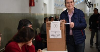 Gerardo Zamora emitió su voto en la mesa 457 en la Escuela Hogar N° 1 “Eva Perón” de la ciudad Capital