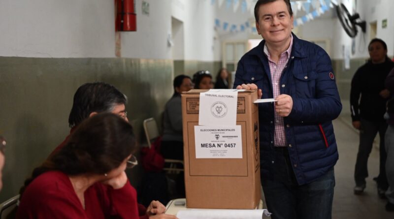 Gerardo Zamora emitió su voto en la mesa 457 en la Escuela Hogar N° 1 “Eva Perón” de la ciudad Capital