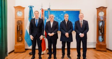 El Gobernador Elías Suárez firmó la adjudicación de la obra del Acueducto Bi Provincial con Catamarca