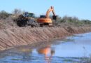 Realizan trabajos de desobstrucción y perfilado en el canal madre de Añatuya