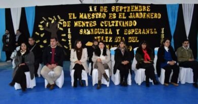 La intendente Yanina Iturre encabezó el acto homenaje a los maestros en Fernández