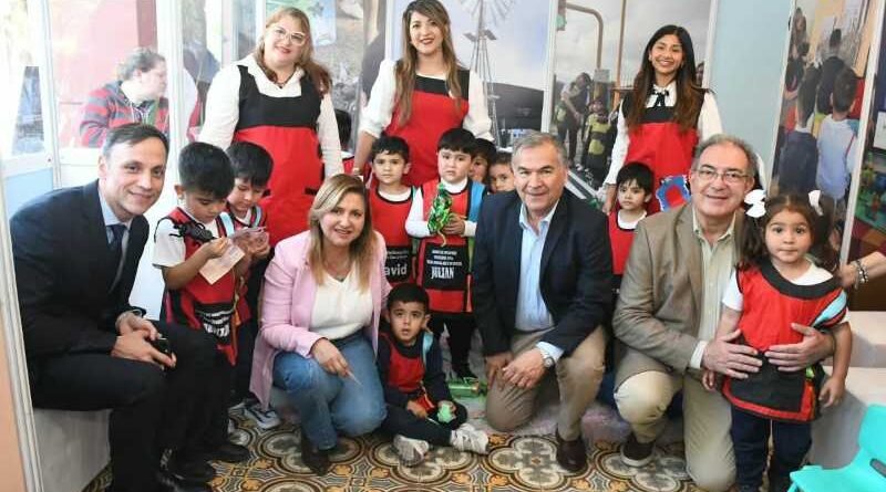 La intendente Fuentes junto al jefe de Gabinete Araujo y la ministra Nassif visitaron la Feria del Libro en el CCB