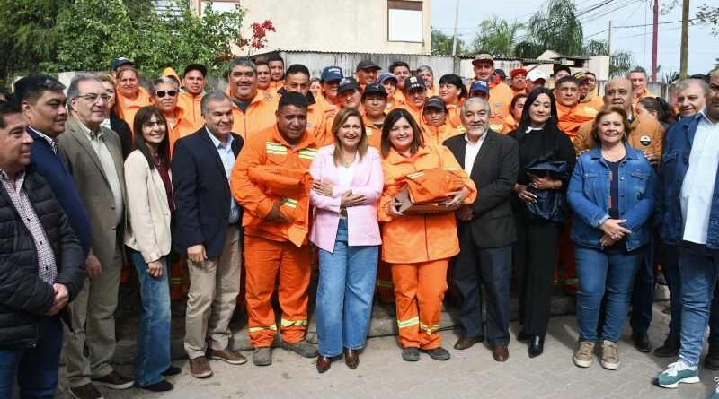 La intendente Fuentes destacó el compromiso del personal de recolección al celebrar su dia y entergarles más de 2000 uniformes