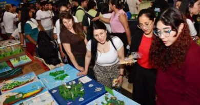 La intendente Yanina Iturre visitó la muestra anual de saberes de la Escuela Piloto Nº 1 Maximio S. Victoria